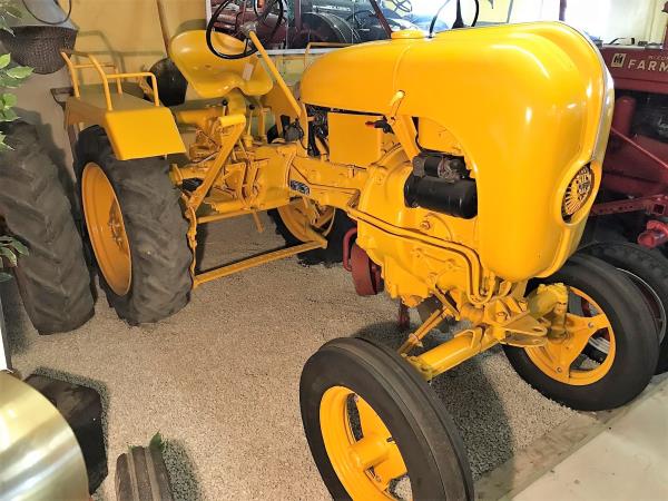 Veterantraktor - Porsche - 111. 1950. Diesel. 12 v. Blästrad samt lackad gul i vägverkets originalfä...